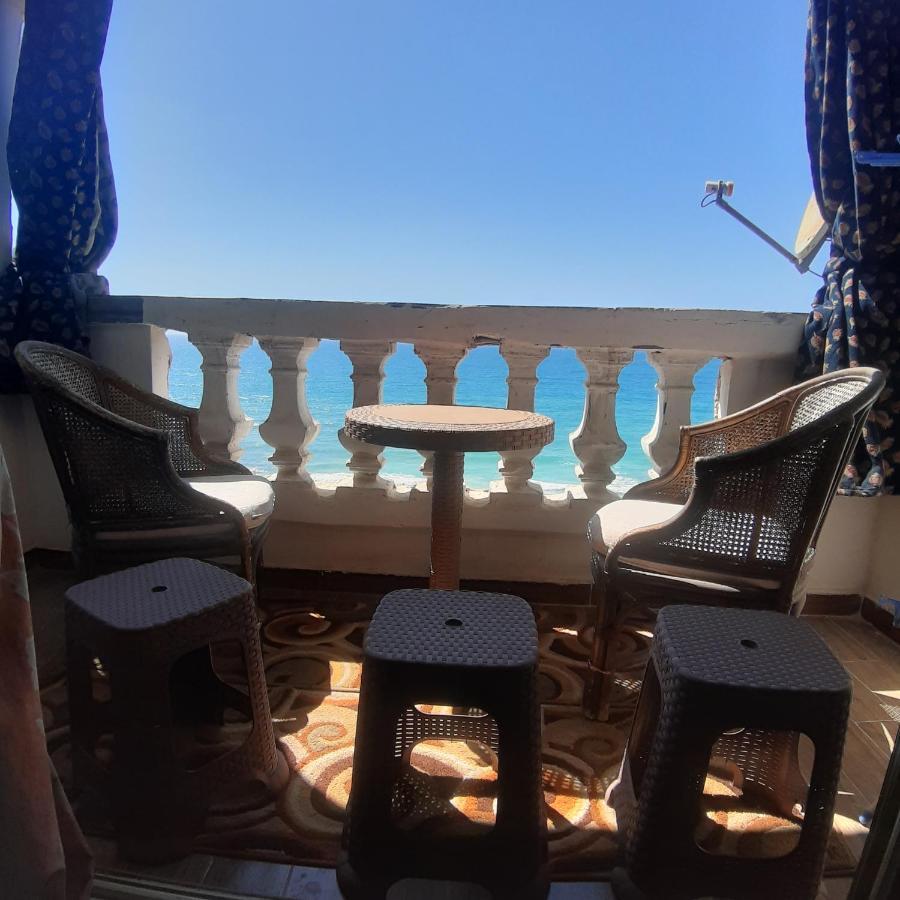 Panorama Apartment Overlooking Alexandria Sea with free wifi شقة تطل على البحر مباشرة في أبوتلات الساحل الشمالي المظهر الخارجي الصورة