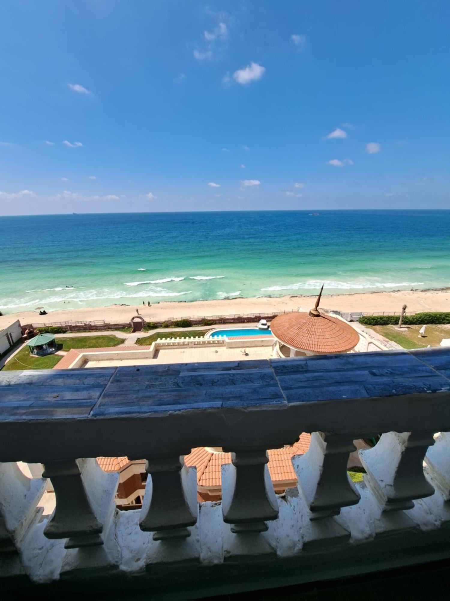 Panorama Apartment Overlooking Alexandria Sea with free wifi شقة تطل على البحر مباشرة في أبوتلات الساحل الشمالي المظهر الخارجي الصورة