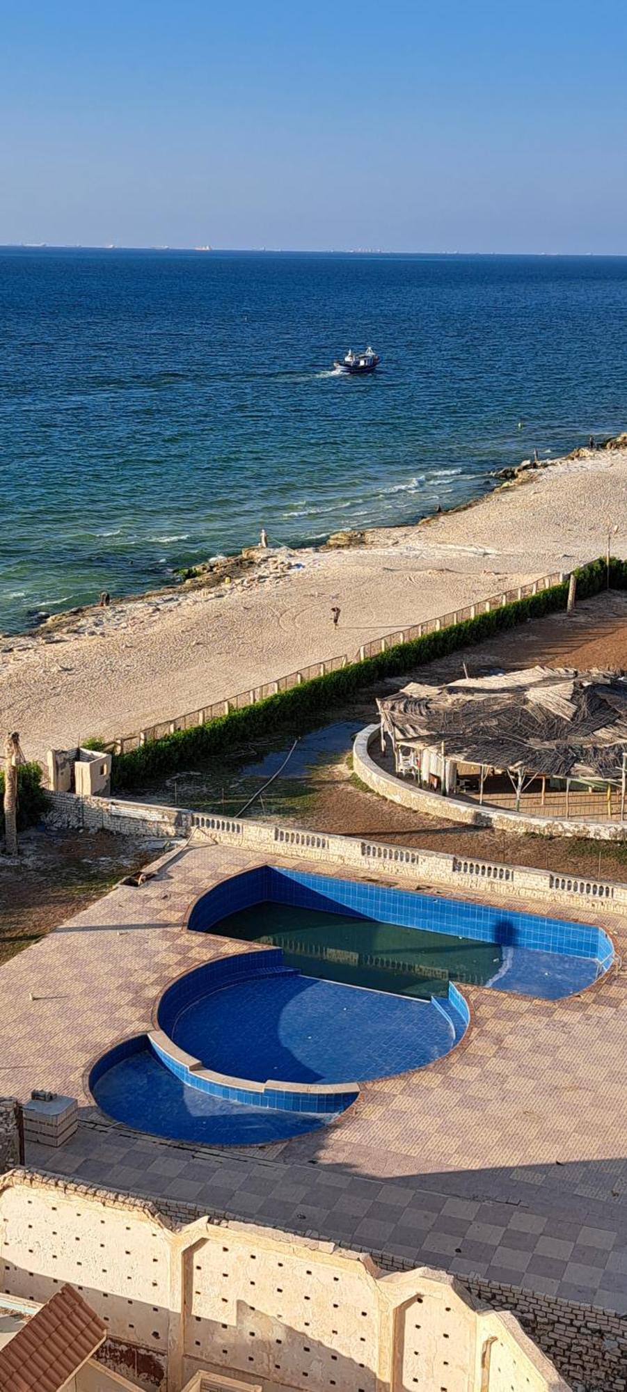 Panorama Apartment Overlooking Alexandria Sea with free wifi شقة تطل على البحر مباشرة في أبوتلات الساحل الشمالي المظهر الخارجي الصورة